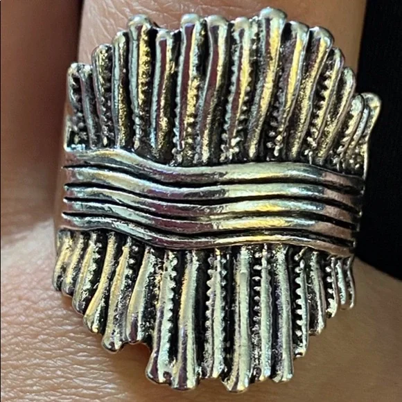 STERLING SILVER WONENS RING - Picture 3 of 3